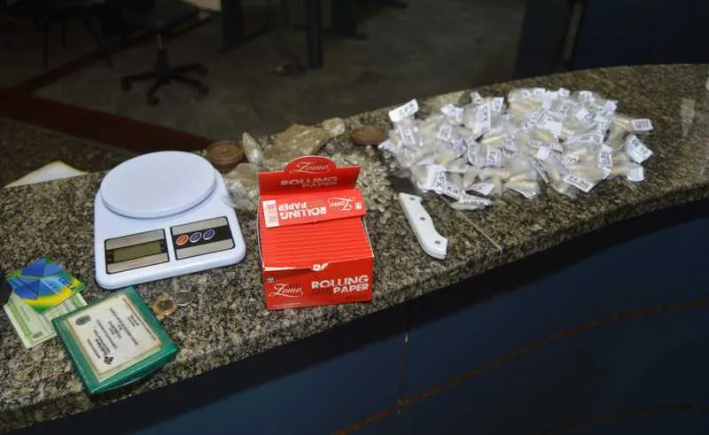 As drogas e a balança foram apreendidas no Porto Novo