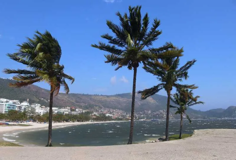A areia da praia invadiu as pistas em alguns pontos da cidade