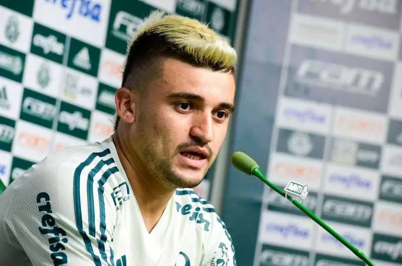 Imagem ilustrativa da imagem Lateral Victor Luis, do Palmeiras, reencontra torcida botafoguense e clima é de respeito