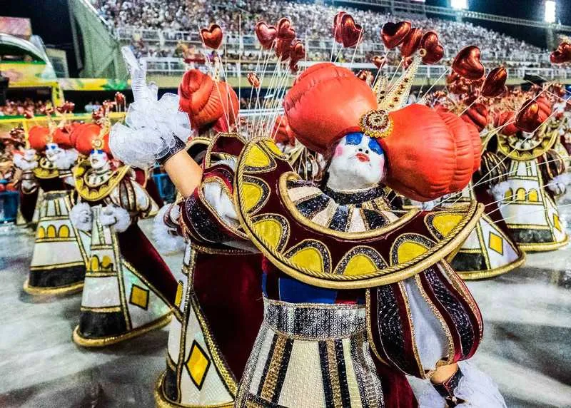 Há vagas para alegorias coreografadas em em alas de comunidades 