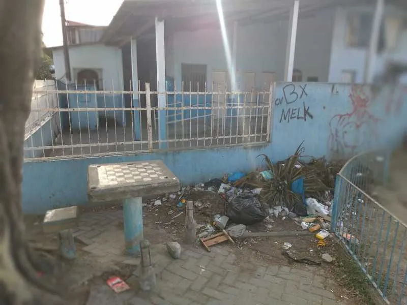 Praça Doutor Albino Imparato sofre com o descaso da prefeitura