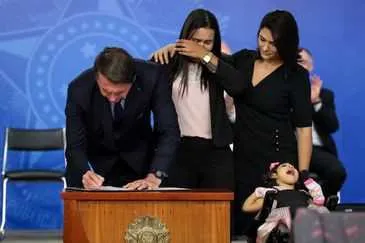 O presidente Jair Bolsonaro e a primeira-dama, Michelle Bolsonaro, participam da solenidade de Assinatura da MP
