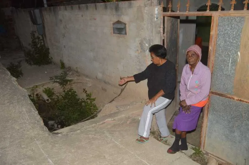 Moradores dizem que, quando chove, o esgoto transborda e entra nas casas