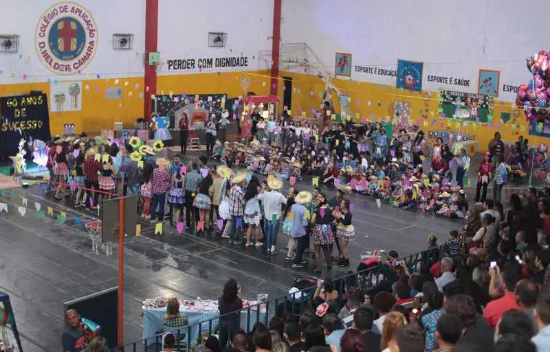 Funcionários, pais e alunos participaram da festa