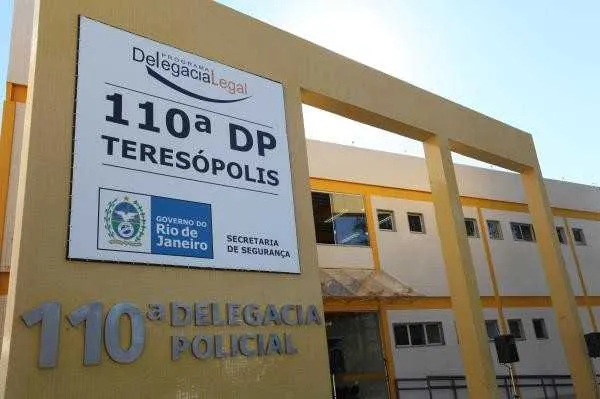 Ao ver a esposa com um colega de trabalho, o policial militar desferiu um soco contra ela