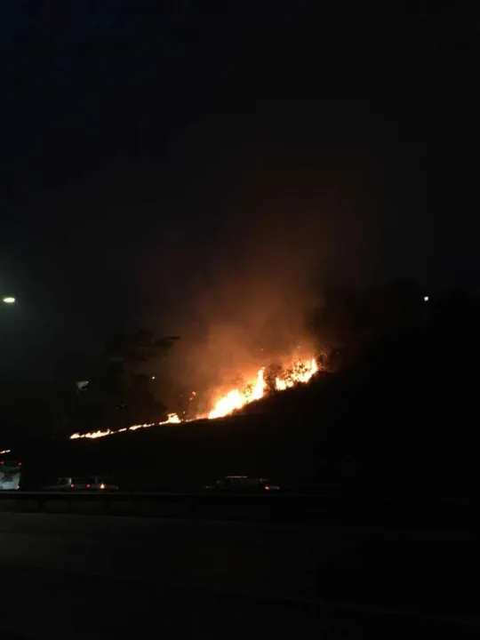 Segundo informações, o fogo teria iniciado aproximadamente às 17h30 