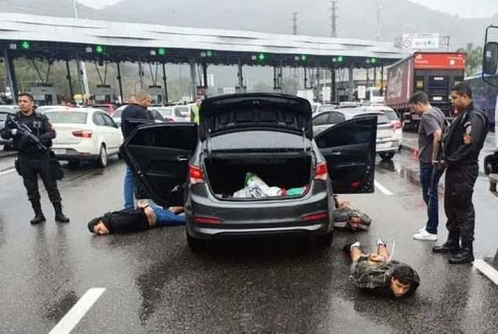 Traficantes foram presos após fugir de operação realizada na comunidade