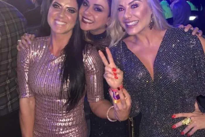 Poliana publicou foto com mulheres de cantores sertanejos