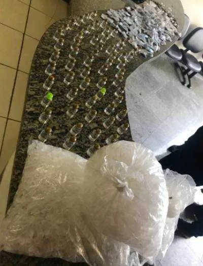 O preso estava com 300 cápsulas de cocaína, 40 trouxinhas de maconha e100 frascos de loló.