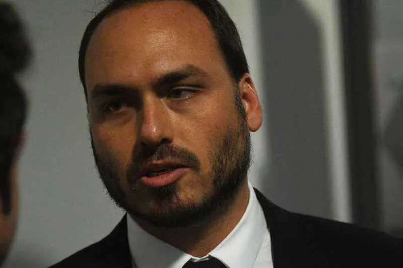 Carlos Bolsonaro será convocado para depor sobre acusações de divulgar fake news