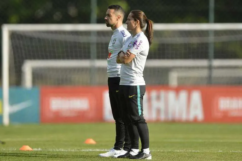 A equipe feminina de futebol se prepara na Granja Comary