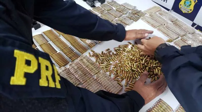 48 pistolas, 95 carregadores e 1830 munições foram apreendidos