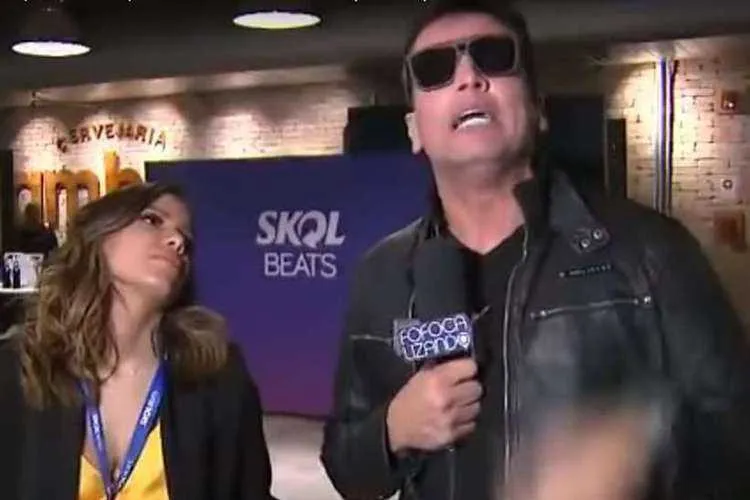 Anitta se irrita em entrevista ao vivo com Léo Dias 