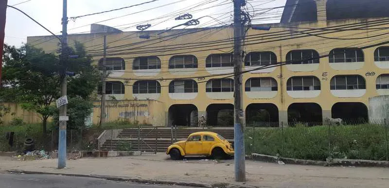 Imagem ilustrativa da imagem Escola é invadida e depredada por ordem de traficantes em São Gonçalo