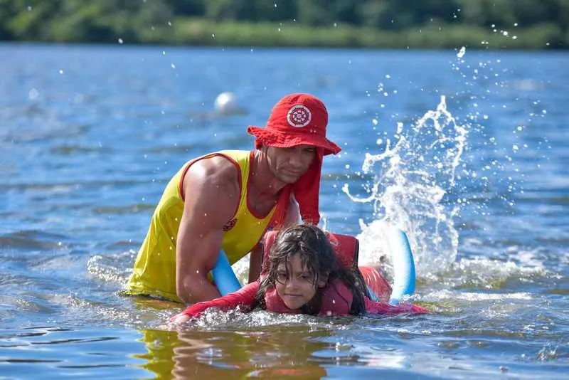 Crianças aprenderam a nadar na Lagoa do Boqueirão