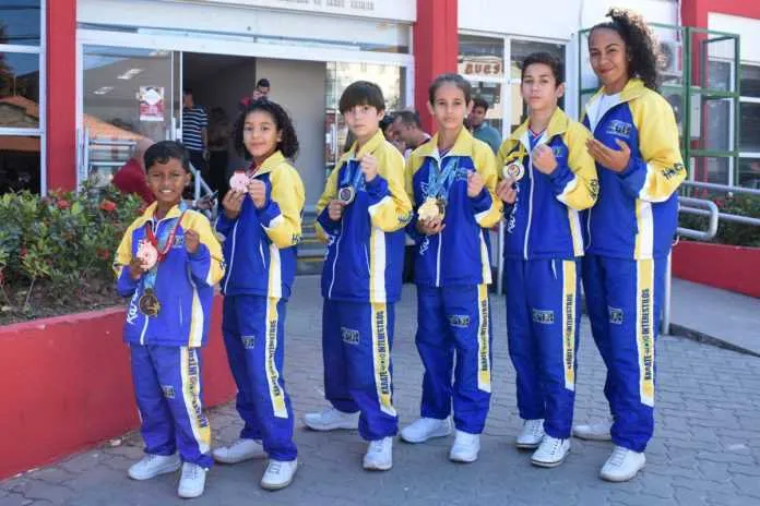  Jovens atletas maricaenses participaram do 8° Campeonato Mundial de Karatê Interestilos, na Europa