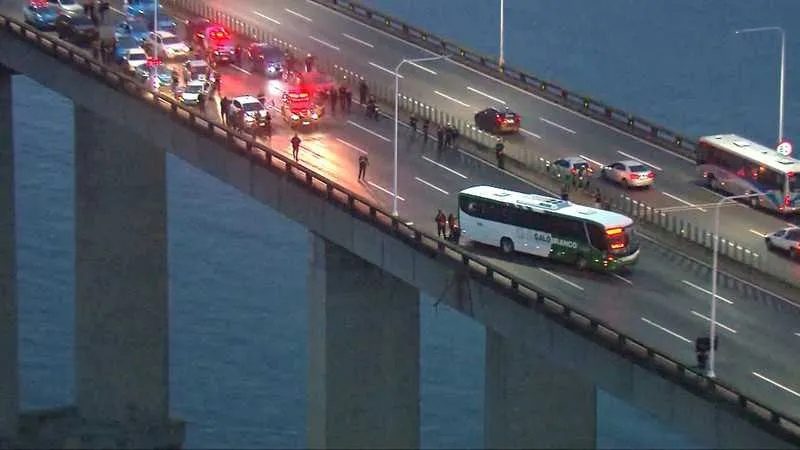 Trânsito está lento por conta do sequestro de um ônibus
