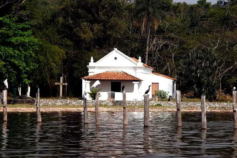 A capela de Nossa Senhora da Luz, em Itaoca, é um dos pontos históricos mais tradicionais de São Gonçalo e está situada na Praia da Luz
