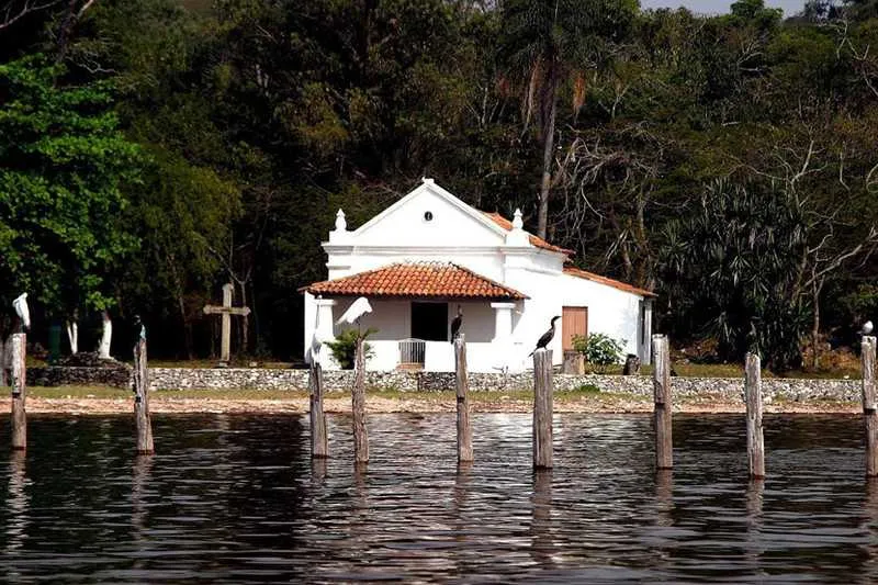 A capela de Nossa Senhora da Luz, em Itaoca, é um dos pontos históricos mais tradicionais de São Gonçalo e está situada na Praia da Luz

