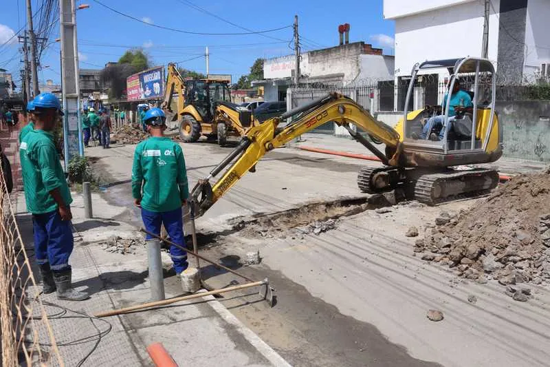 Ruas foram destruídas após a instalação da rede coletora por consórcio do governo do Estado