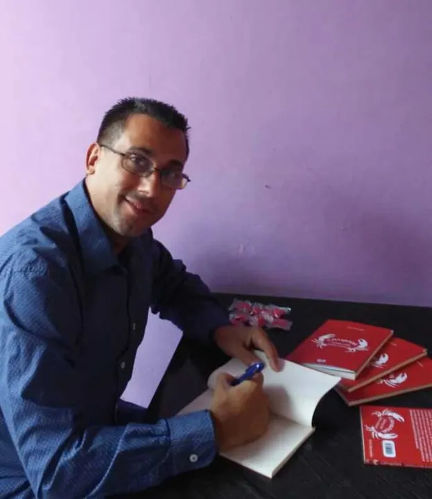 Imagem ilustrativa da imagem Prosador e poeta, Erick Bernardes, lança livro de crônicas