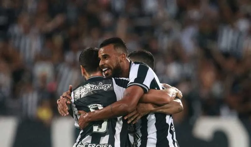Jogadores se sentem mal e deixam partida do Botafogo contra o Palmeiras 