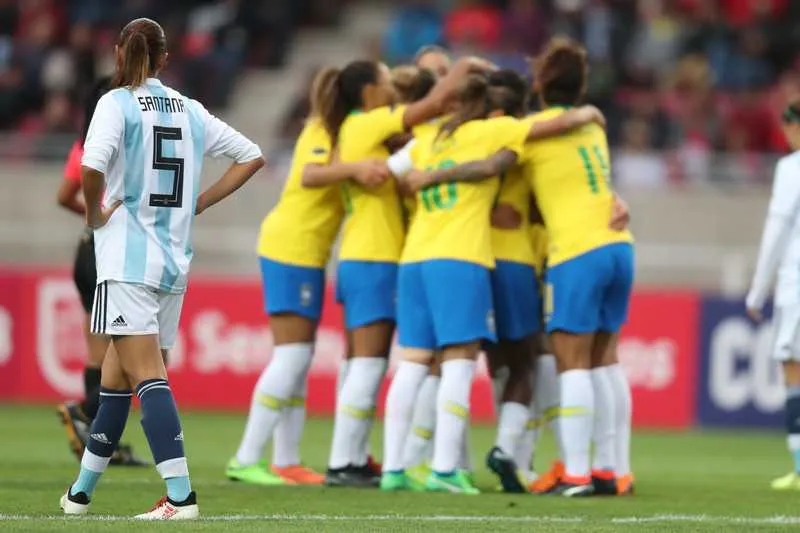 Escalada no esquema 4-4-2, as brasileiras marcaram 5 gols nas "hermanas"