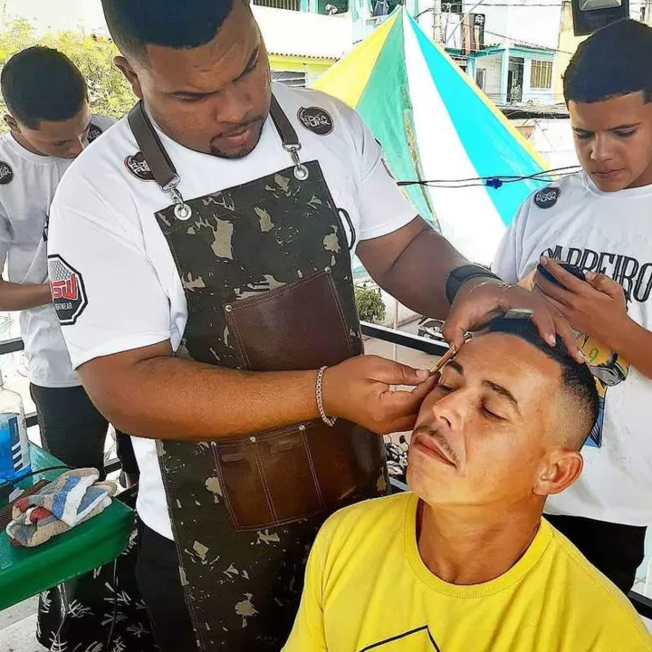 Imagem ilustrativa da imagem Barbeiros fazem ação social no Amendoeira, em São Gonçalo