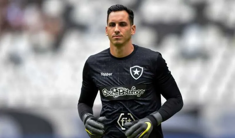 Goleiro ficou de fora do treino de ontem