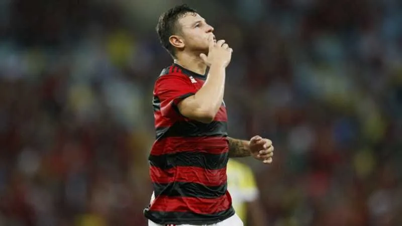 Volante comemorou a renovação e enalteceu o Flamengo