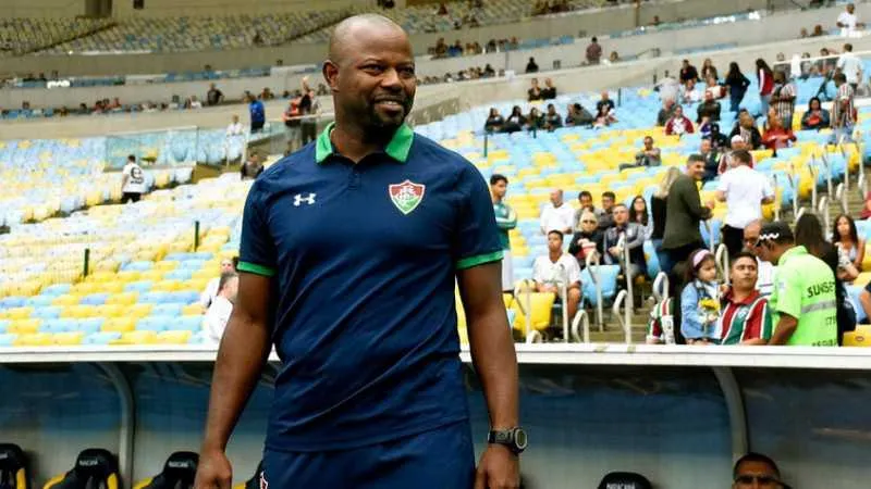 Um dos torcedores se exaltou e agarrou o filho do técnico pelo pescoço 