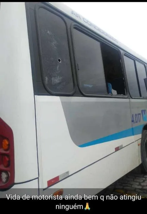 Um ônibus foi atingido no ponto final da linha 40