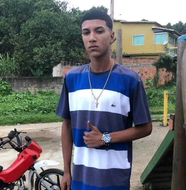 Jovem de 17 anos foi baleado durante operação da PM, em Santa Izabel, São Gonçalo