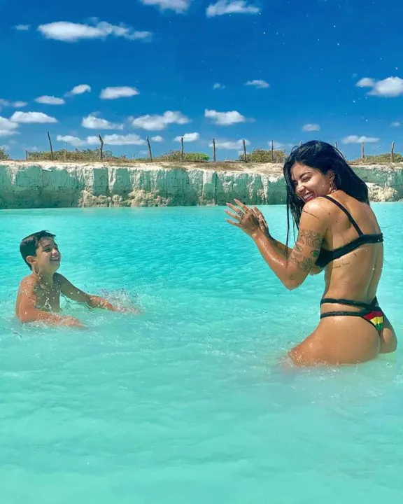 Imagem ilustrativa da imagem Aline Riscado curte férias ao lado do filho