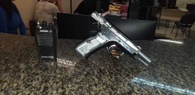 Com o falecido, foram apreendidos uma pistola de 9 mm, um rádio-transmissor e munições