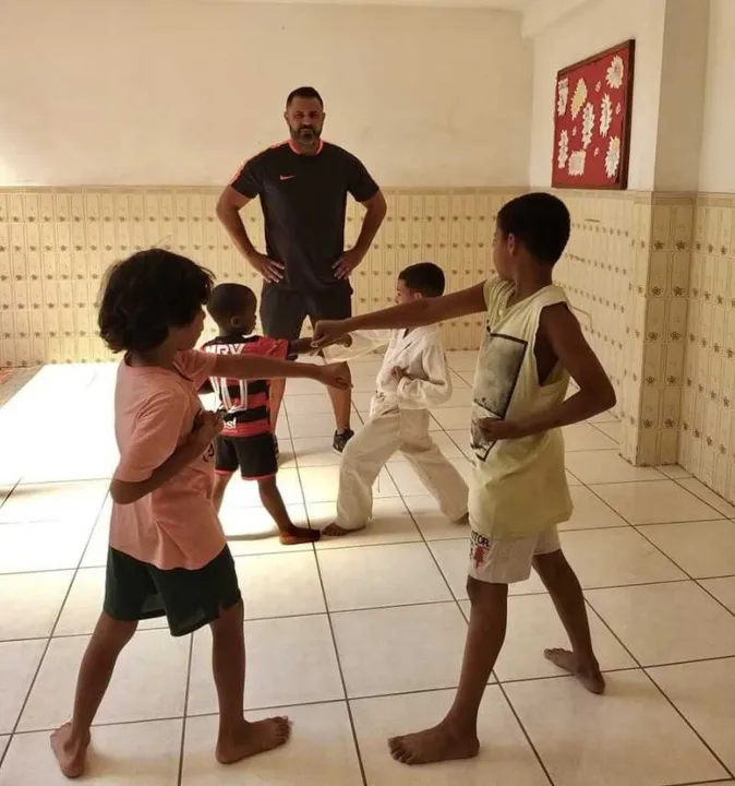 Para se inscrever na oficina de karatê é preciso ter entre 5 e 10 anos