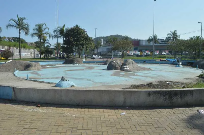 A praça do Colubande não tem sequer o funcionamento do chafariz. Aspecto é de abandono no local 