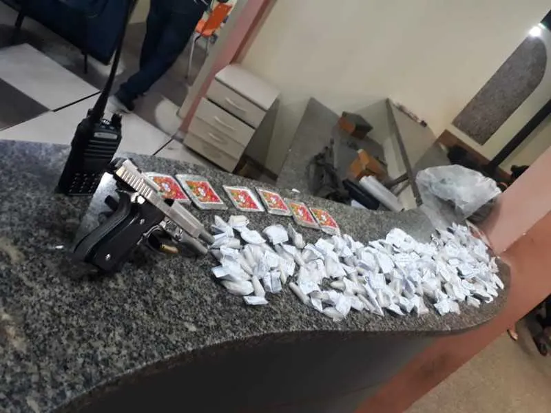A pistola e as drogas foram apresentadas na 71ªDP
