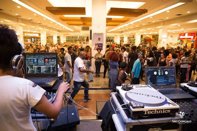 Os clientes ainda poderão aproveitar as mais variadas opções de gastronomia na Praça de Alimentação do Shopping 