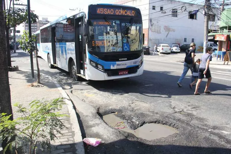 Buracos com mais de 20 centímetros de profundidade colocam em risco a vida de motorista 