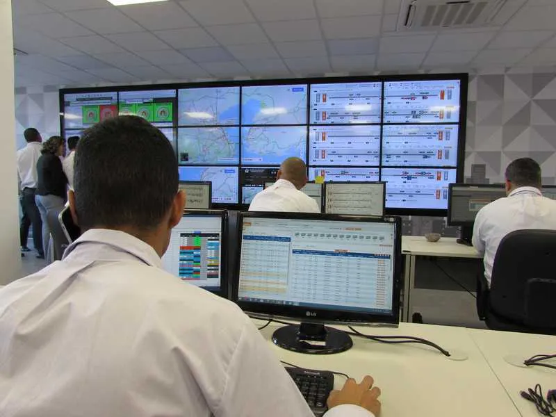 Funcionários  analisam em tempo real a operação de cada linha