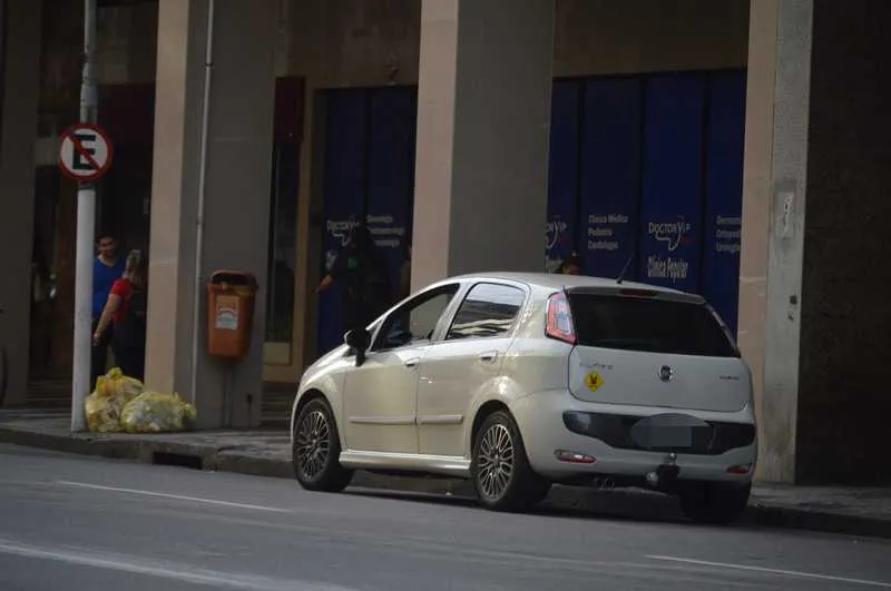 Mesmo com sinalização, carros param na via constantemente