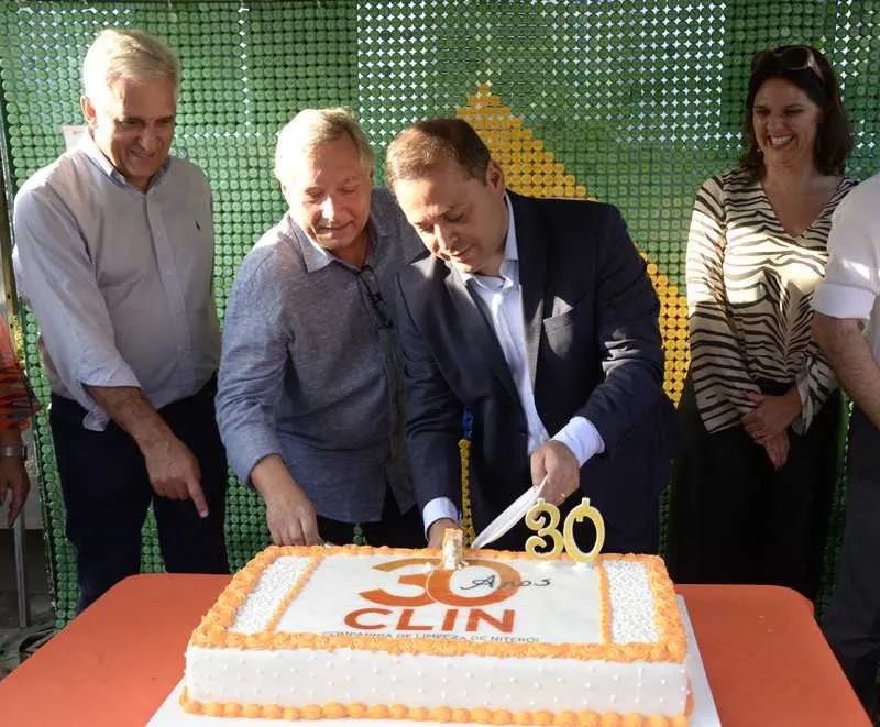 A companhia completou 30 anos de criação no sábado (29), com direito a bolo e presença de Neves