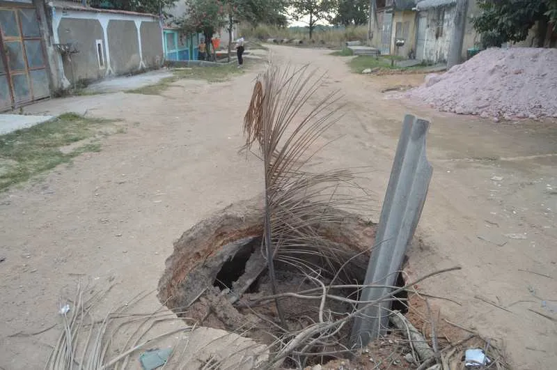 Moradores temem que crianças se machuquem ao passar
