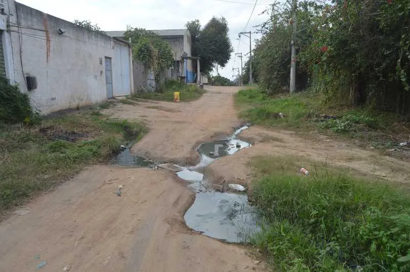 Sem tratamento de esgoto e mato alto: situação dura há anos