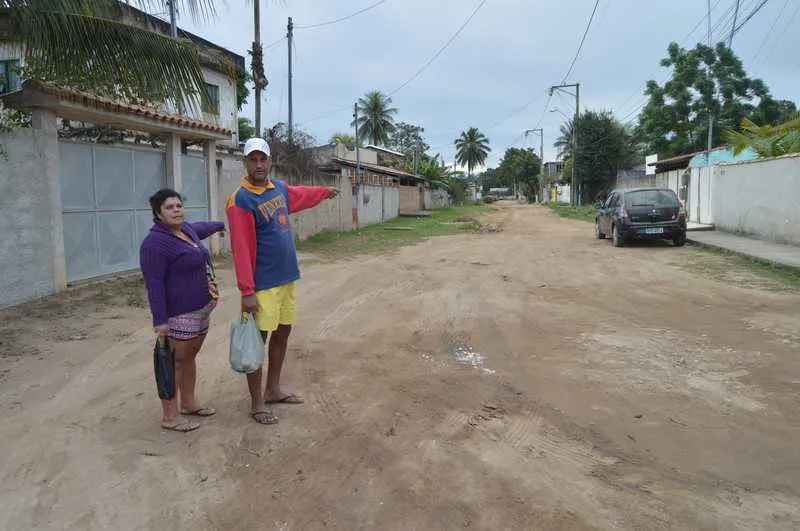 Os moradores contam que precisam usar sacola plástica para evitar lama nos sapatos