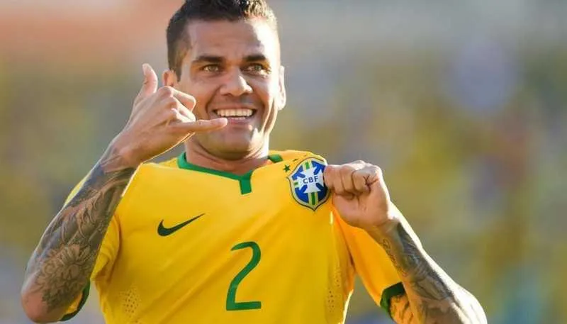 Como capitão, Daniel Alves levantará a taça da Copa América caso o Brasil vença o Peru na decisão deste domingo
