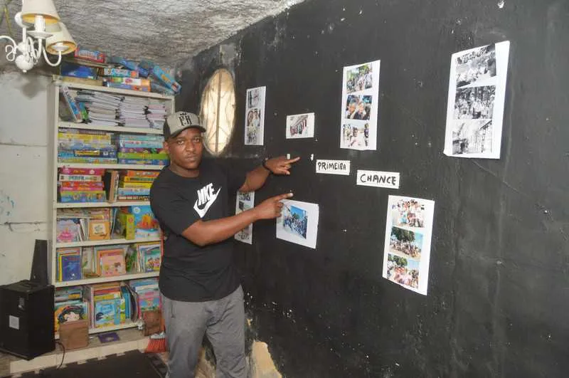 Douglas Oliveira, morador do Pita, mostra fotografias das turmas de crianças e jovens beneficiados pelas atividades do projeto desde sua criação no ano de 2015