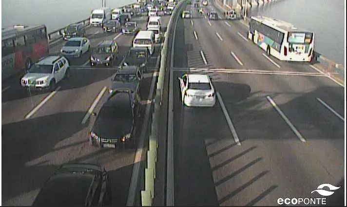 Trânsito apresenta fluxo lento em algumas áreas da ponte