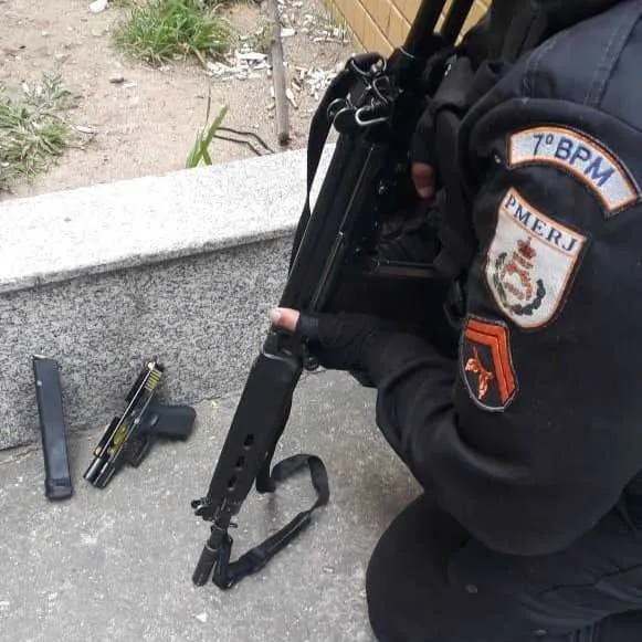 Na ação, uma pistola foi apreendida